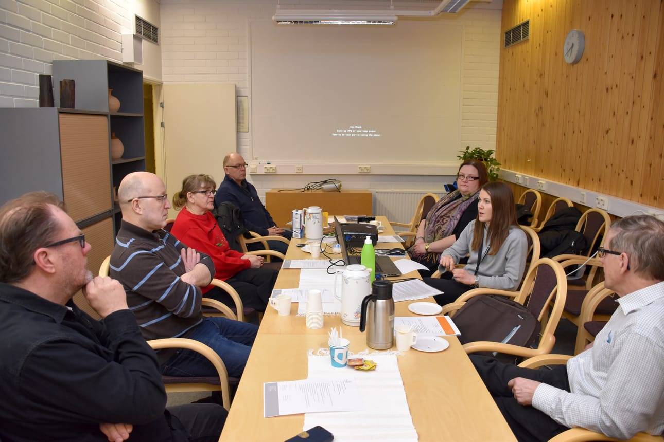 Matti Keränen (vas.), Oiva Soudunsaari, Helvi Lantto, Harri Ronkainen, Leena Pudas, Asta Kiema ja Reijo Lantto Posion matkailuyhdistyksen vuosikokouksessa kunnanvirastolla tiistai-iltana.