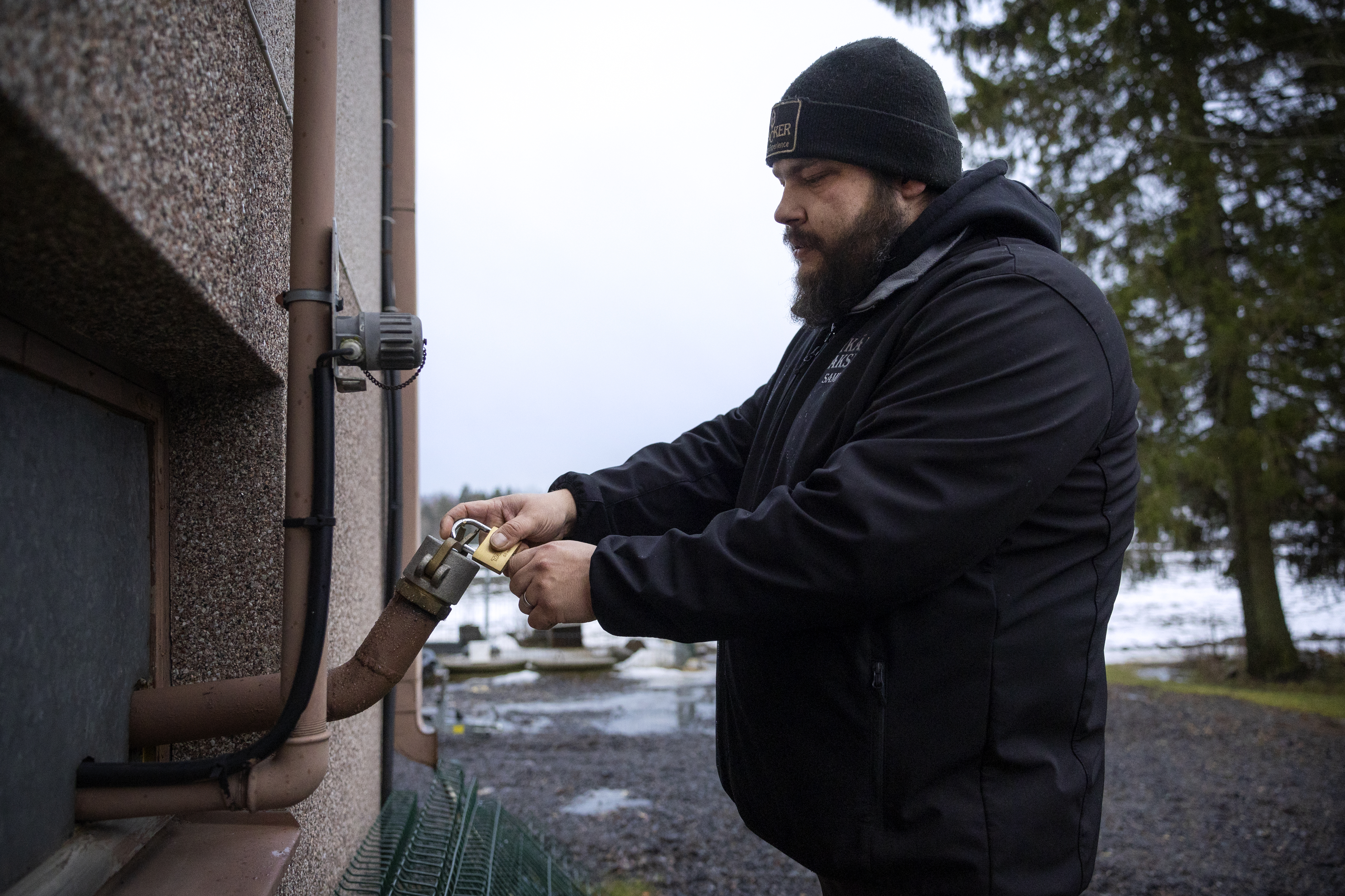 Röyhkeä varkaus Laihialla: Varas ajoi talon kulmalle ja vei lapsiperheen lämmitysöljyt 