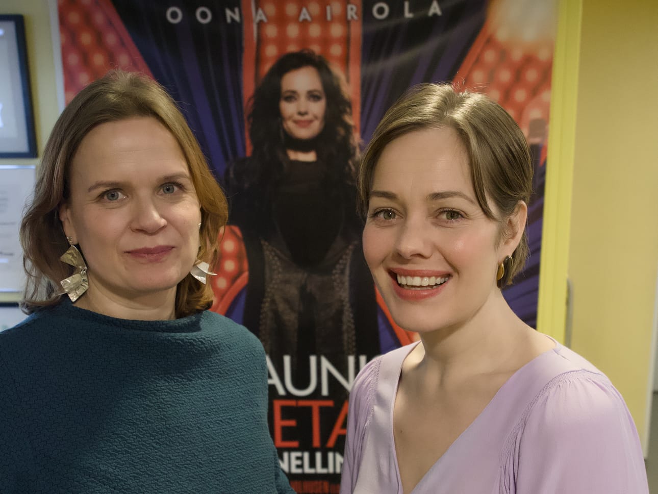 Selma Vilhunen ja Oona Airola vakuuttavat, että ei tarvitse olla Kaija Koo -fani katsoakseen Kaunis rietas onnellinen -elokuvan.