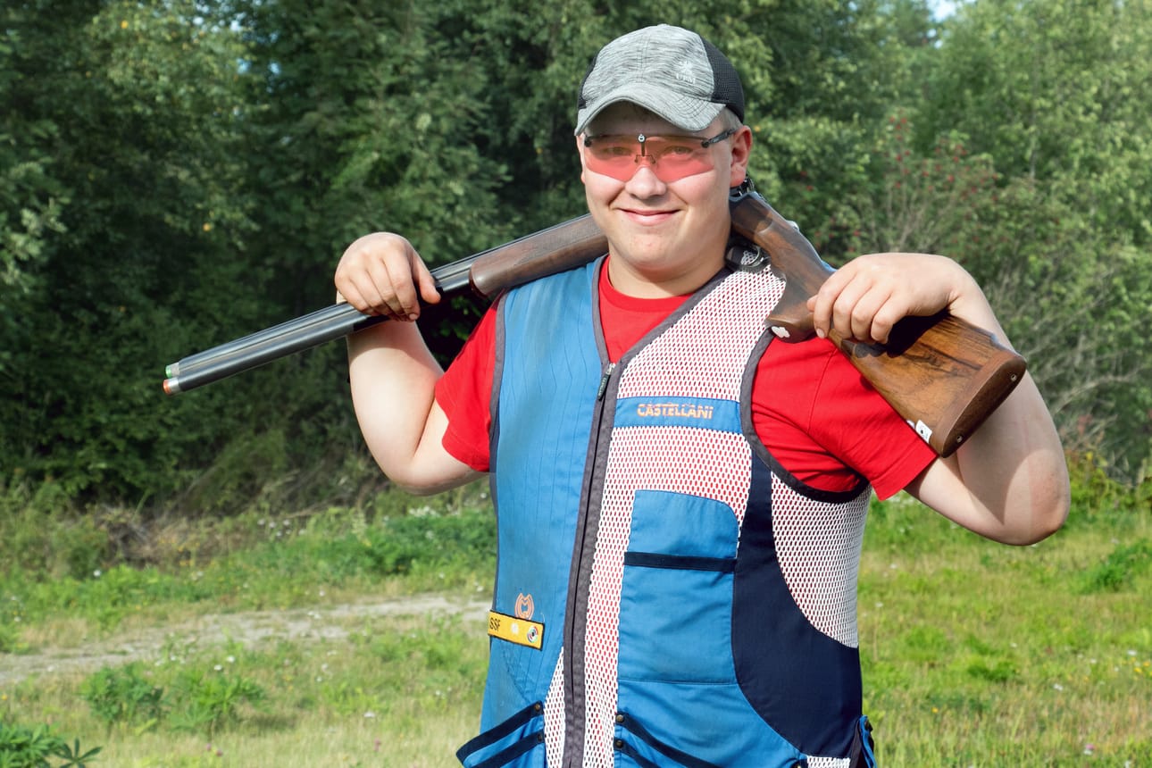 Oskari Lehtimäki on yksi Suomen skeet-ammunnan tulevaisuudenlupauksia. IKH:lla Kauhajoella varastomiehenä työskentelevää Lehtimäkeä kiehtoo lajissa sekin, että siinä pääsee reissaamaan maailmalle. Aseena hänellä on ollut vuosikaudet haulikko Blaeser F3.