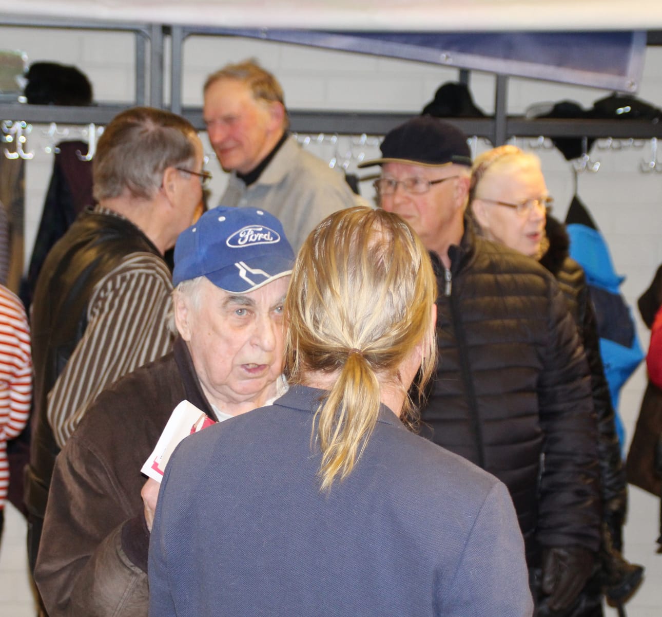 Vaalipaneelin jälkeen monet vielä juttelivat panelistien kanssa. Jouko Kivelän juttukumppanina Seppo Sorvari.
