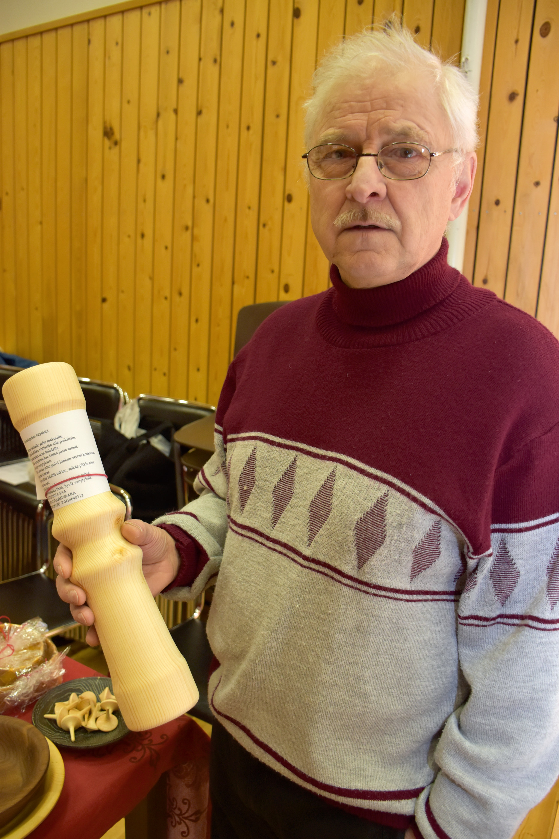 Puutuotteita valmistava Taisto Tuomivaara esitteli uusinta tuotettaan, hoitokapulaa.