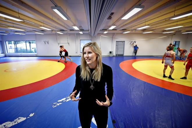 Kristiina Mäkelä ei ollut ennen tiistaita painiharjoituksissa vieraillut. Mäkelällä on tapana hakea virikkeitä eri lajeista harjoitteluunsa. KUVAT: TOMI KOSONEN