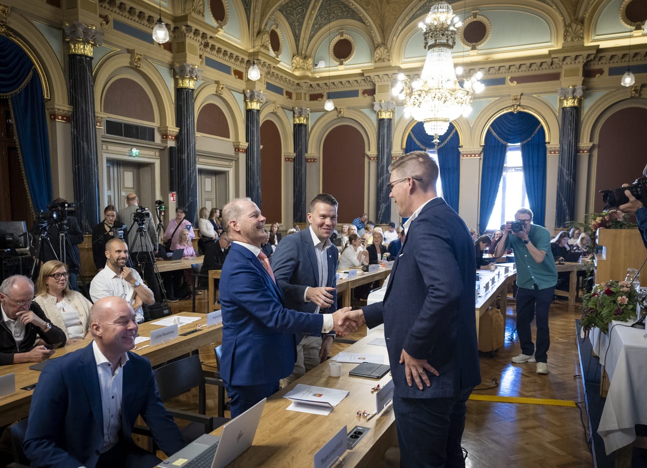 SDP:n puheenjohtaja Antti Lindtman (oik.) kätteli kaupunginjohtaja Ari Alatossavan Oulun kaupungintalolla keskiviikkona.