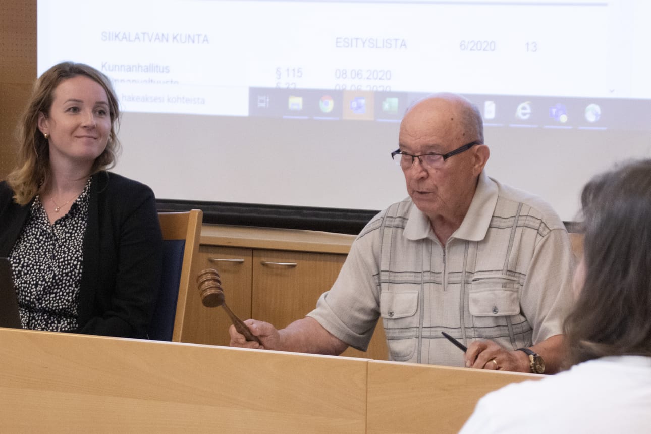 Aimo Suorsa johti puhetta valtuustossa Siklan hallirahoitusasian käsittelyn ajan, koska valtuustonpuheenjohtaja on esteellisten joukossa. Vierellä kunnanjohtaja Pirre Seppänen. Valtuutetut osallistuivat kokoukseen lähes täysilukuisesesti. Kuusi valtuutettua hyödynsi mahdollisuutta osallistua kokokoukseen Teams-yhteyden kautta etänä.