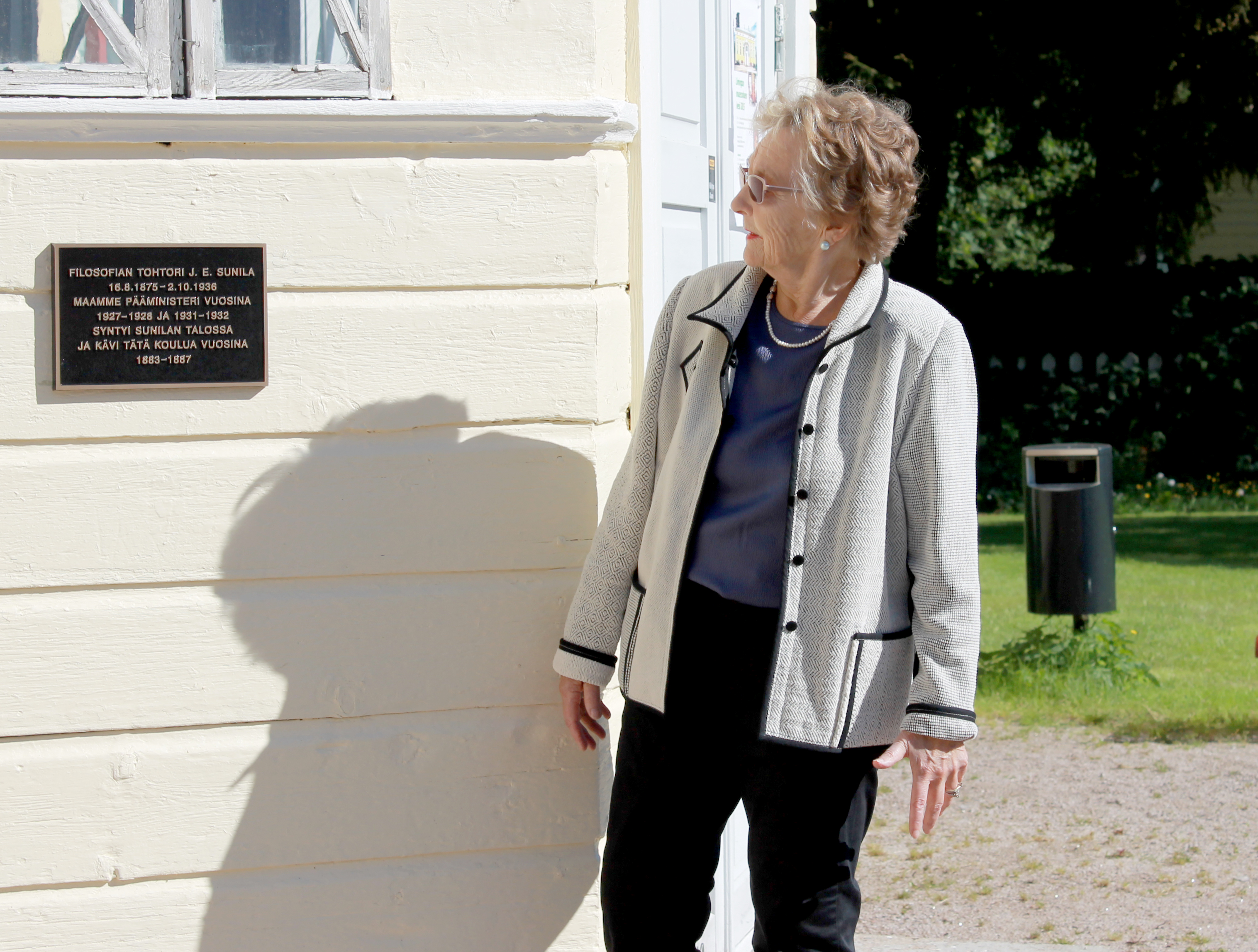 Sunilan tyttärentyttären Ritva Virangon mielestä on hieno asia, että hänen isoisänsä ja politiikan merkkihenkilö sai oman muistolaatan.