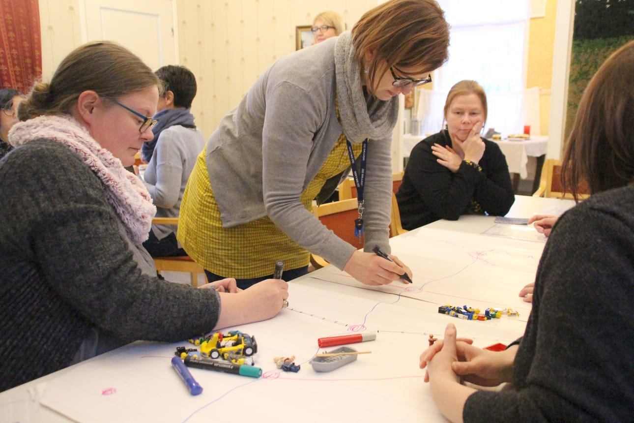 Nina Kurunlahti ja Kirsi Autio piirsivät Siikajoen kuntaa kartalle matkailullisesti keskeisiä paikkoja merkaten. Minna Salmenkangas mietti, mitä toimintaa matkailu voisi tuoda Revonlahden Kylätalolle.