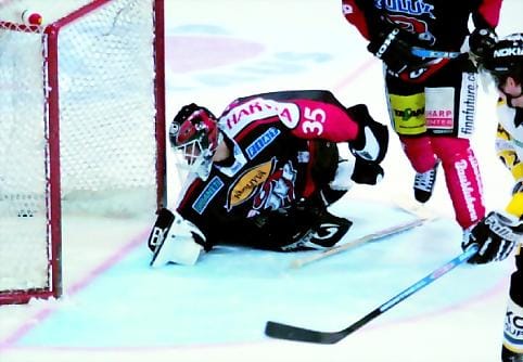Hikinen iltapuhde. JYP-maalivahti Tero Leinonen sai poimia kiekon peräti kymmenen kertaa selkänsä takaa.