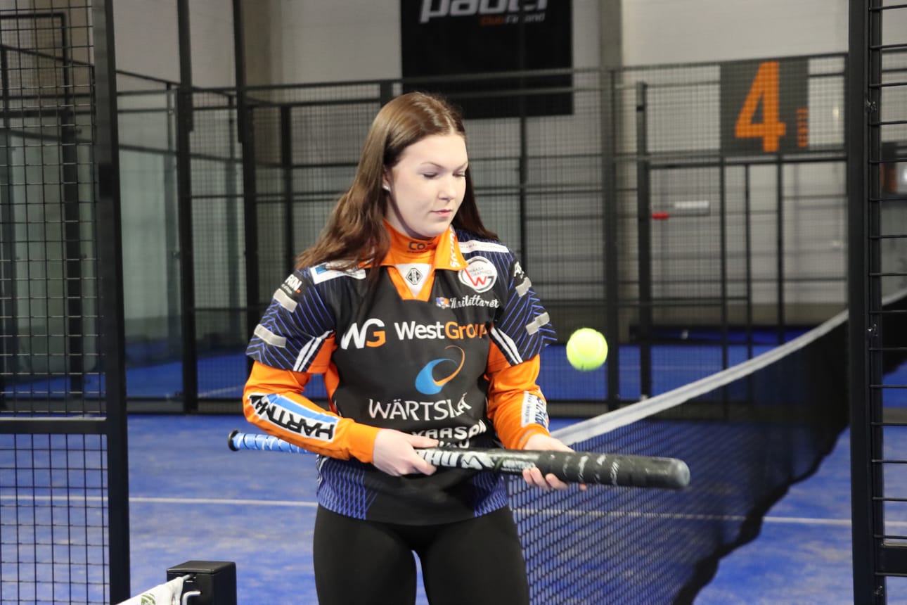 Vaasan Mailattarien kanssa naisten superpesikseen noussut Elli Mertaniemi työskentelee Alajärvellä uudessa padelhallissa.