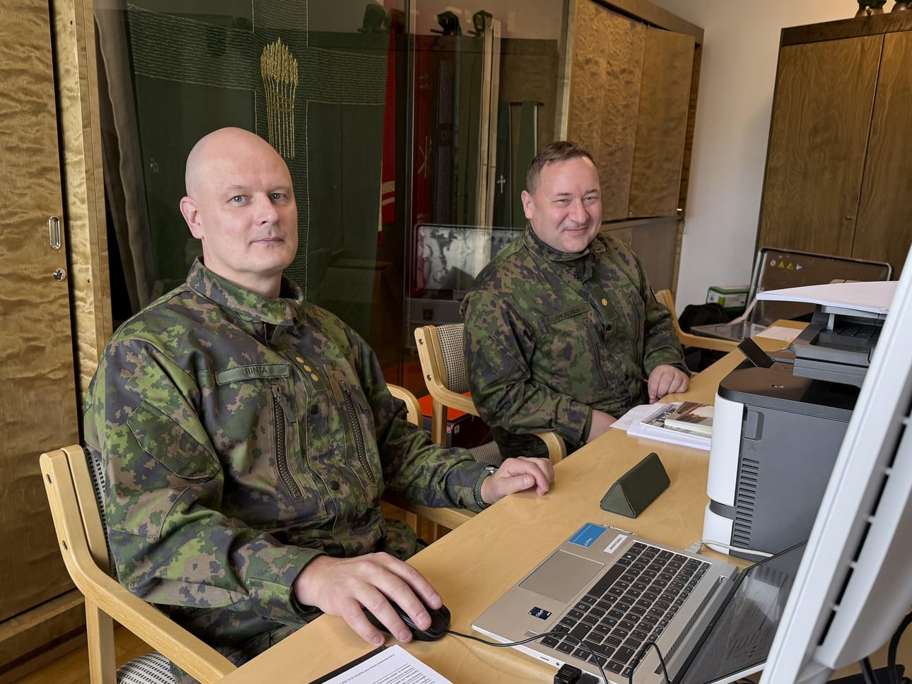 Oulun ja Kainuun aluetoimiston alueella kiertää kaksi kutsuntalautakuntaa. Kapteeni Toni Rinta (etualalla) ja majuri Antti Ukkonen haastattelevat kutsuntoihin osallistuvia nuoria.