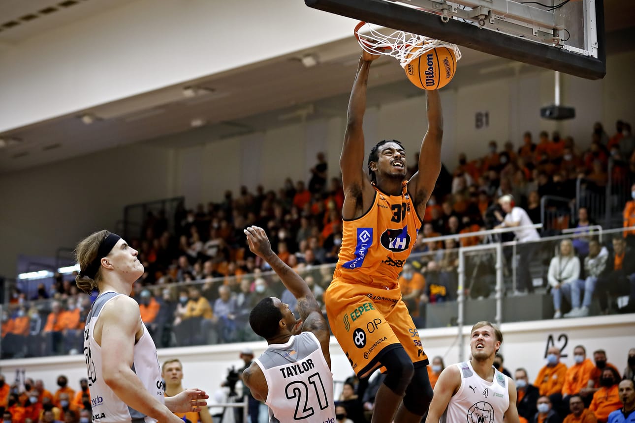 Näyttäviä donkkeja viime kaudella esittänyt Simeon Carter jää sivuun Karhu Basketin joukkueesta.