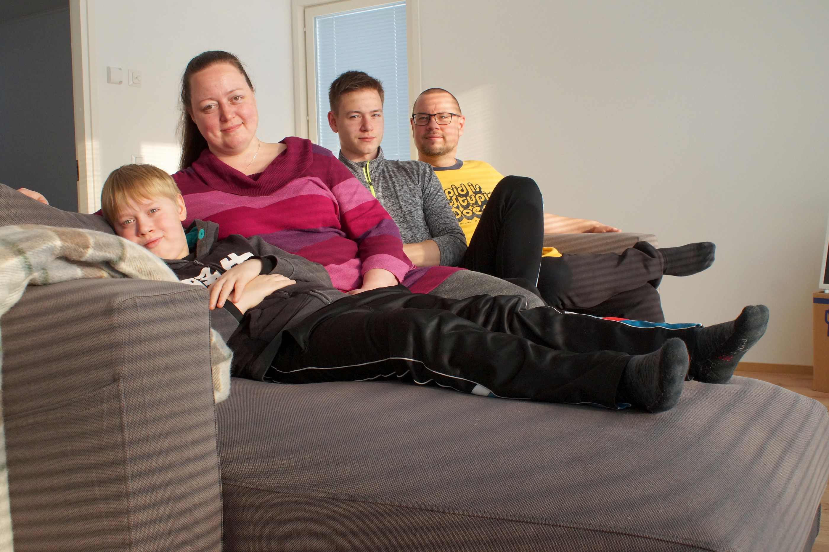 Arviot määrittelivät mökin sijainnin tarkasti. Nyt olohuoneen ikkunoista on hieno näkymä järvelle ja sen takaisiin vaaroihin.