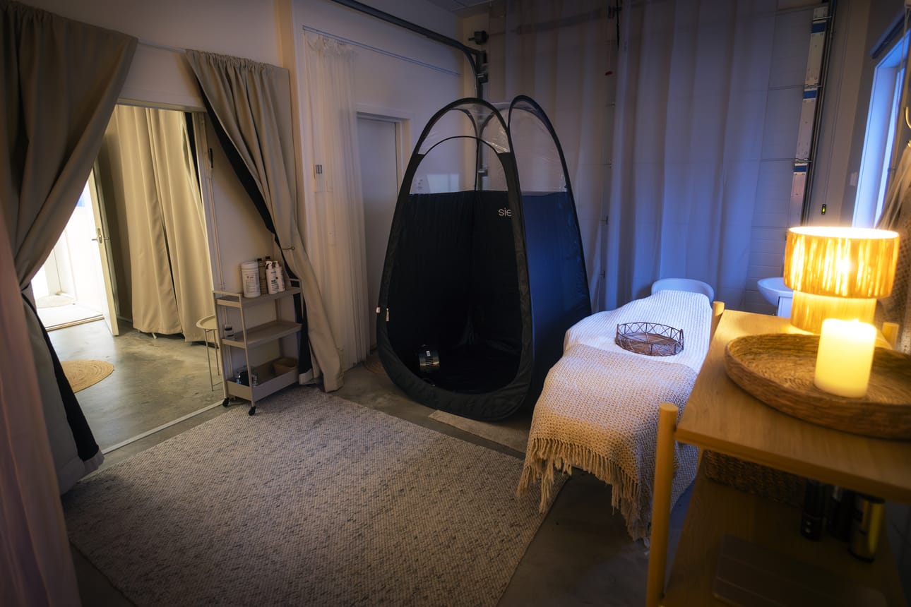 Hoitohuoneen nurkassa on suihkurusketusteltta. Hoitopisteitä on paljon, koska tiloja käyttävät myös sopimusyrittäjät.