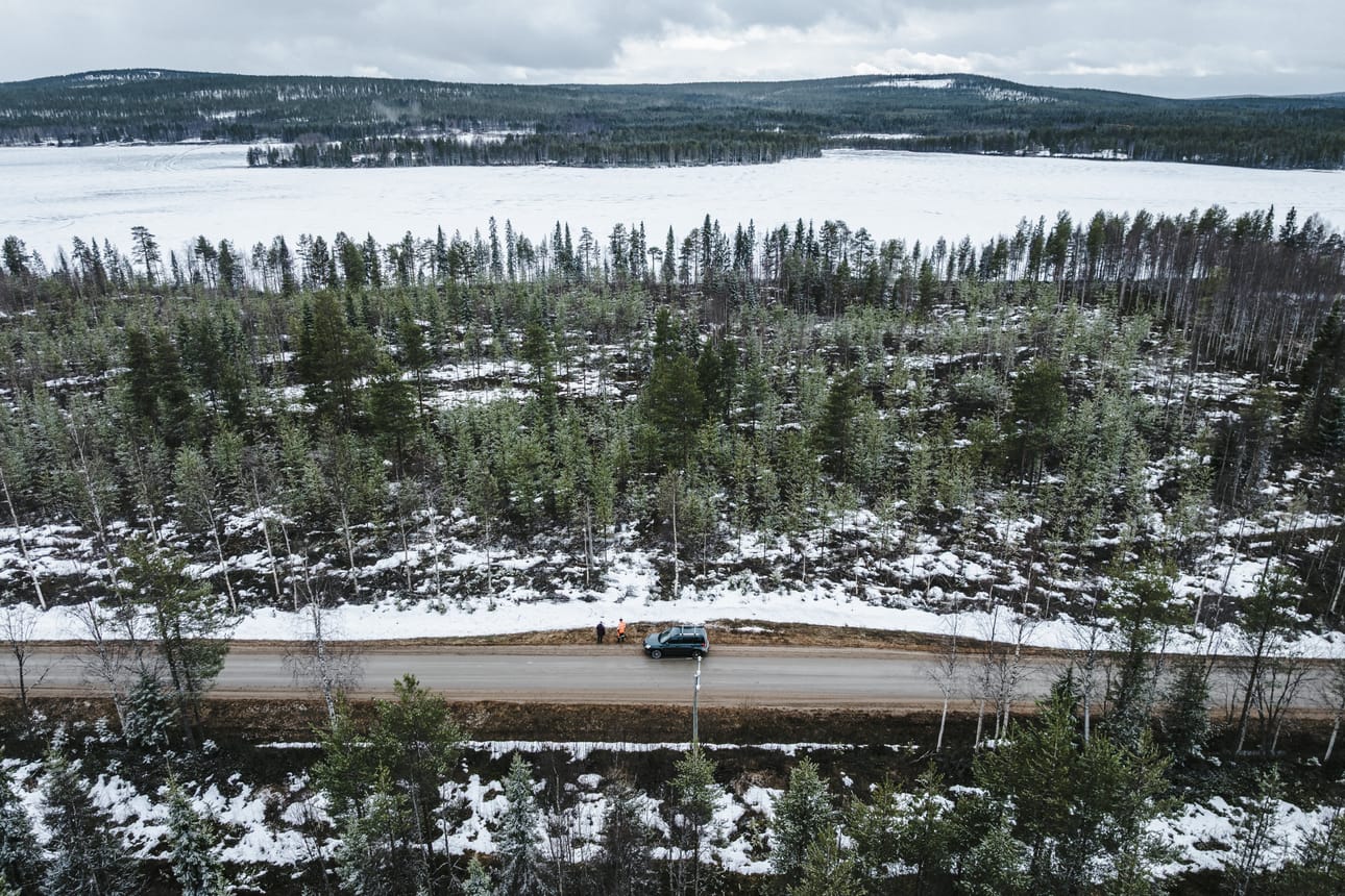 Kauppaketjustaan tunnettu Juha Kärkkäinen omistaa Perunkajärveltä 11 hehtaarin suuruisen maa-alueen, jolle hän haluaa rakentaa resortin. Maa-alue sijoittuu järven ja Perunkajärven itäpuolentien väliin, ja kuvassa näkyy osa siitä. Järven vastapäisellä rannalla on Perunkaniemi.