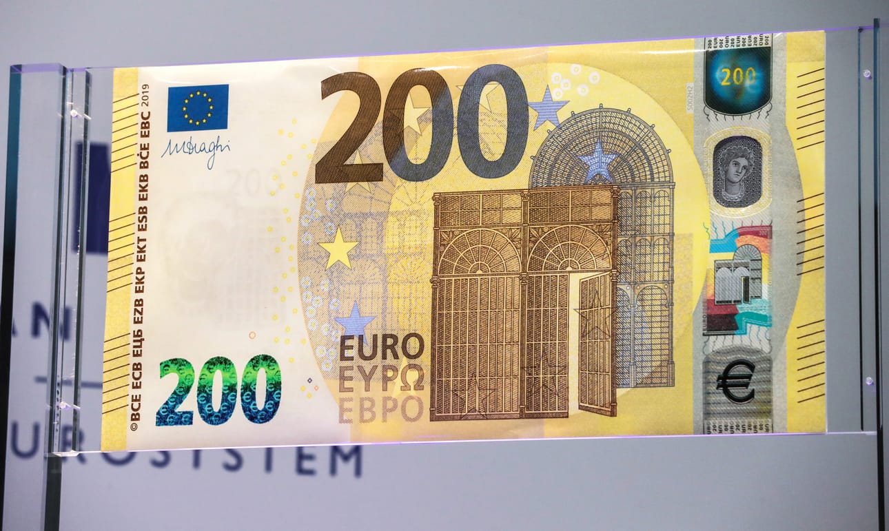 Uusi kahdensadan euron seteli. Kaikkien setelien kääntöpuolella on sama Euroopan kartta, etupuolella taas kuva rakennuksesta, joka edustaa eurooppalaista arkkitehtuuria.
