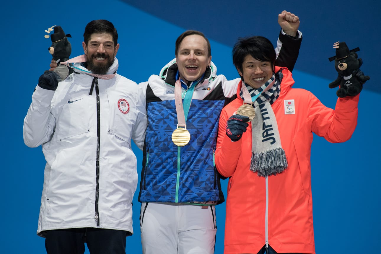 Matti Suur-Hamari juhlii paralympiakultaa. Lumilautacrossissa hopealle laski Yhdysvaltain Keith Gabel ja pronssille Japanin Gurimu Narita.