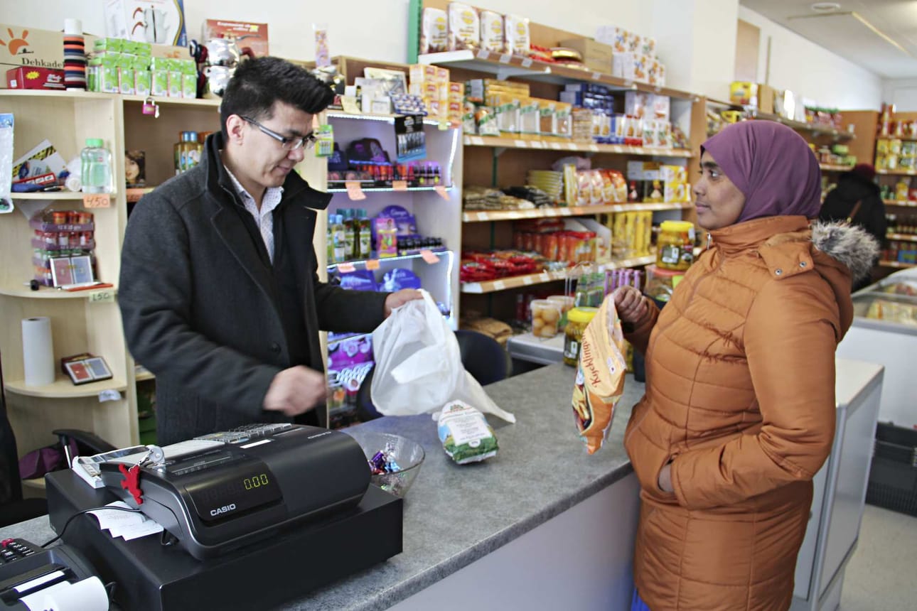 Samira Abdilkadir Muhsin ostaa Kemin itämaisen kaupan yrittäjältä Jamshid Nurilta halal-lihaa.