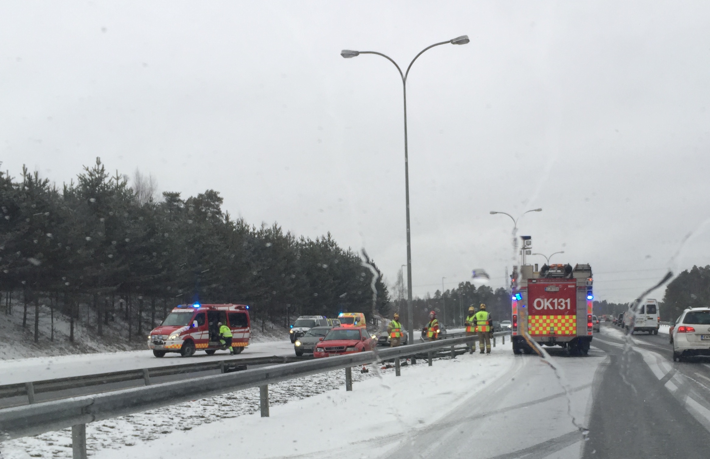 Kuvassa auto, jonka rekan perävaunu painoi keskikaistaleelle.