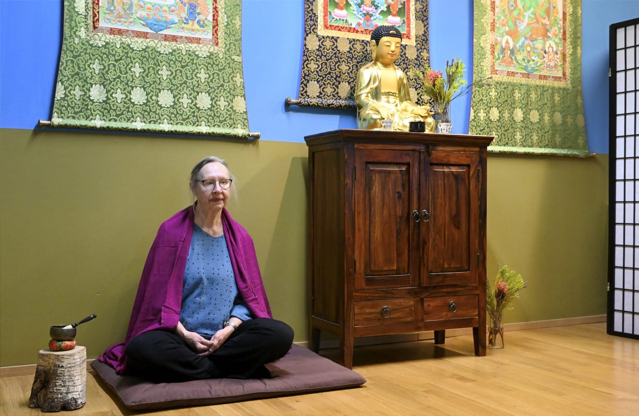 Suomen Buddhalaisen Unionin puheenjohtaja Irma Rinteen mukaan buddhalaisuuteen liittyy useita eri muotoja, kuten esimerkiksi hiljainen meditaatio. LEHTIKUVA / MARKKU ULANDER