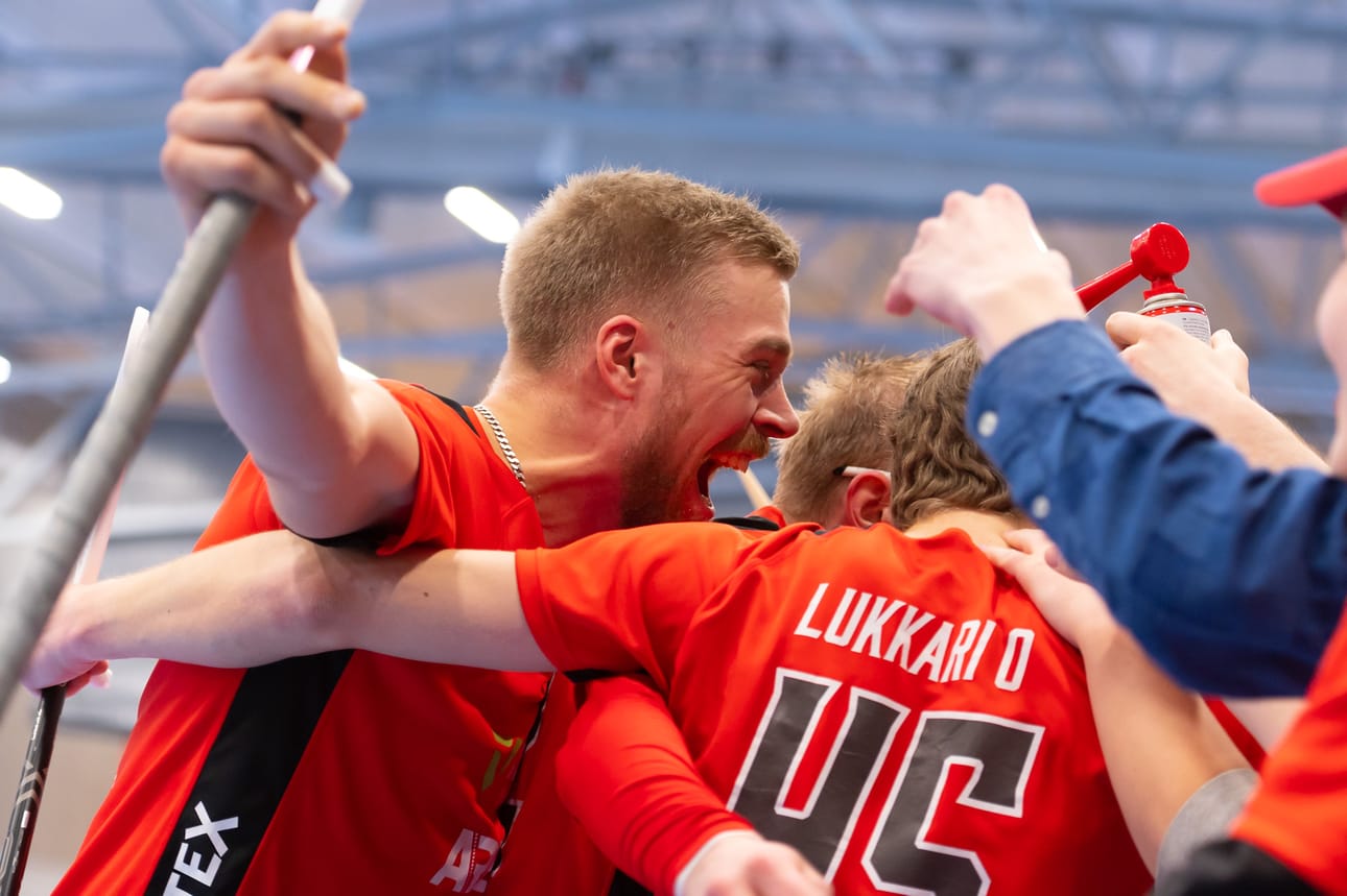 LNM:n Santtu Rehu (vas.) juhlii yhdessä joukkuekaveriensa kanssa.