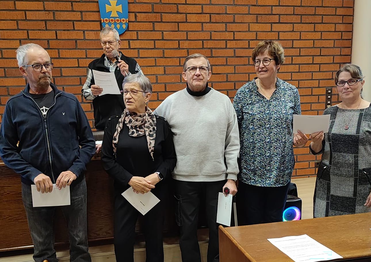 Palkitut jäsenhankkijat Jorma Lammi (vas.), Kirsti Luoma, Kauko Korpi, Ritva Mäkiniemi ja Eija Korpi. Kuvasta puuttuvat Aulikki Jussila ja Tuula Haapoja. Takana jäsensihteeri Arto Syrjälä.