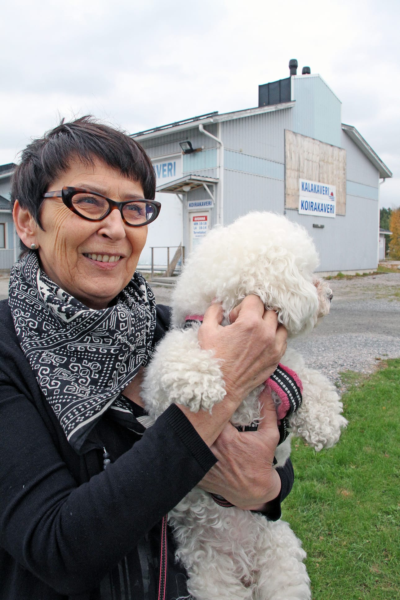 Koirakaverin myymälävastaava Pirjo Knuutila tietää loppuvuoden olevan liikkeessä vilkasta aikaa. Mutterin kaltaisille pienille koirille hankitaan pukinkonttiin usein joulupukuja.