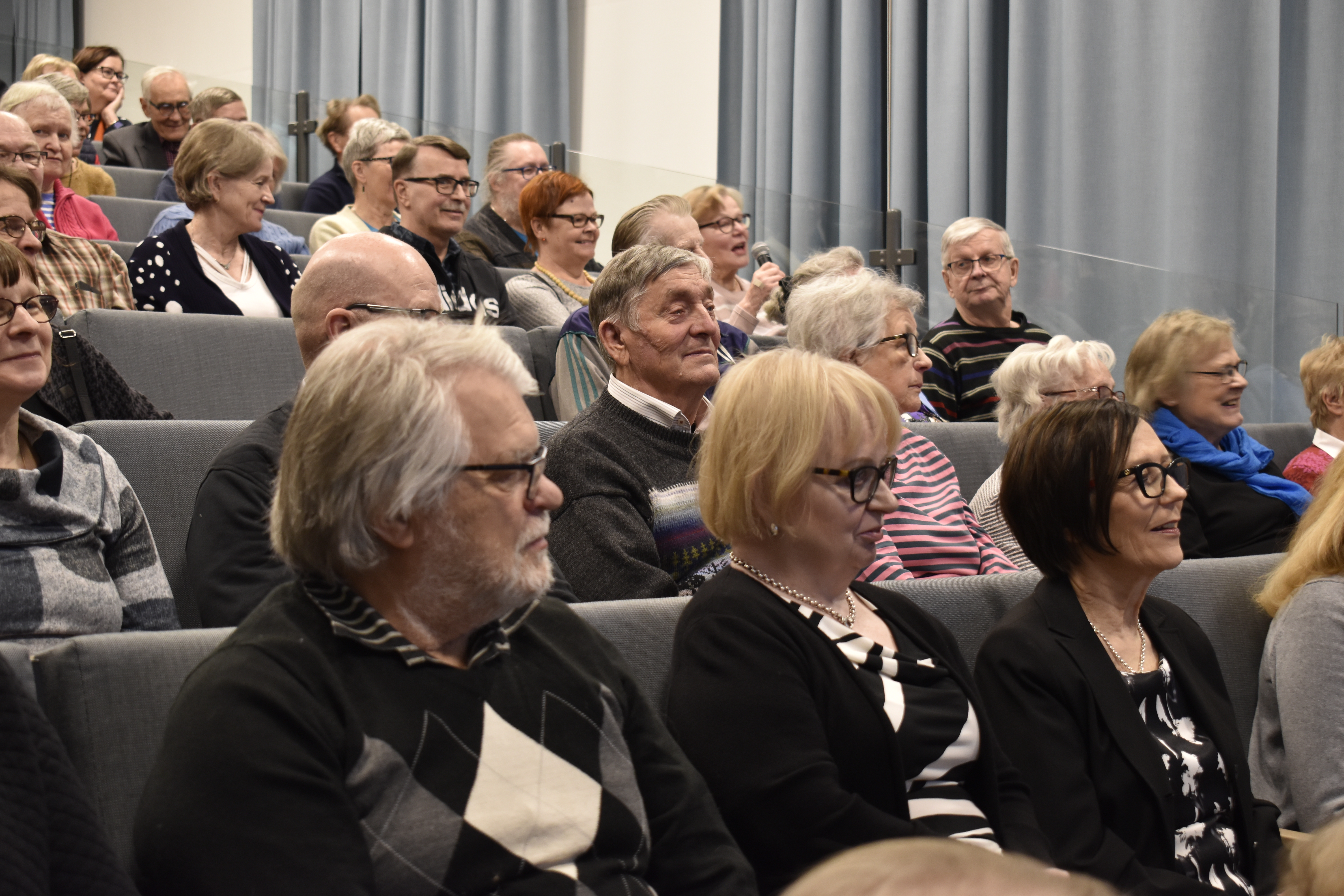 Kuusamo-opiston historiapäiville ja opiston 110 toimintavuotta kokoontui juhlimaan lähes täysi salillinen ihmisiä.