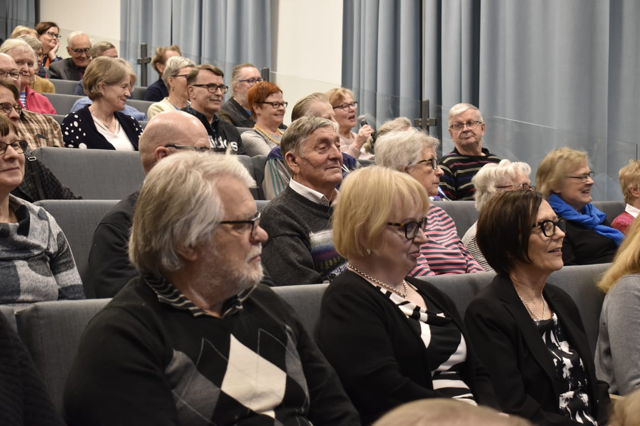 Kuusamo-opiston historiapäiville ja opiston 110 toimintavuotta kokoontui juhlimaan lähes täysi salillinen ihmisiä.