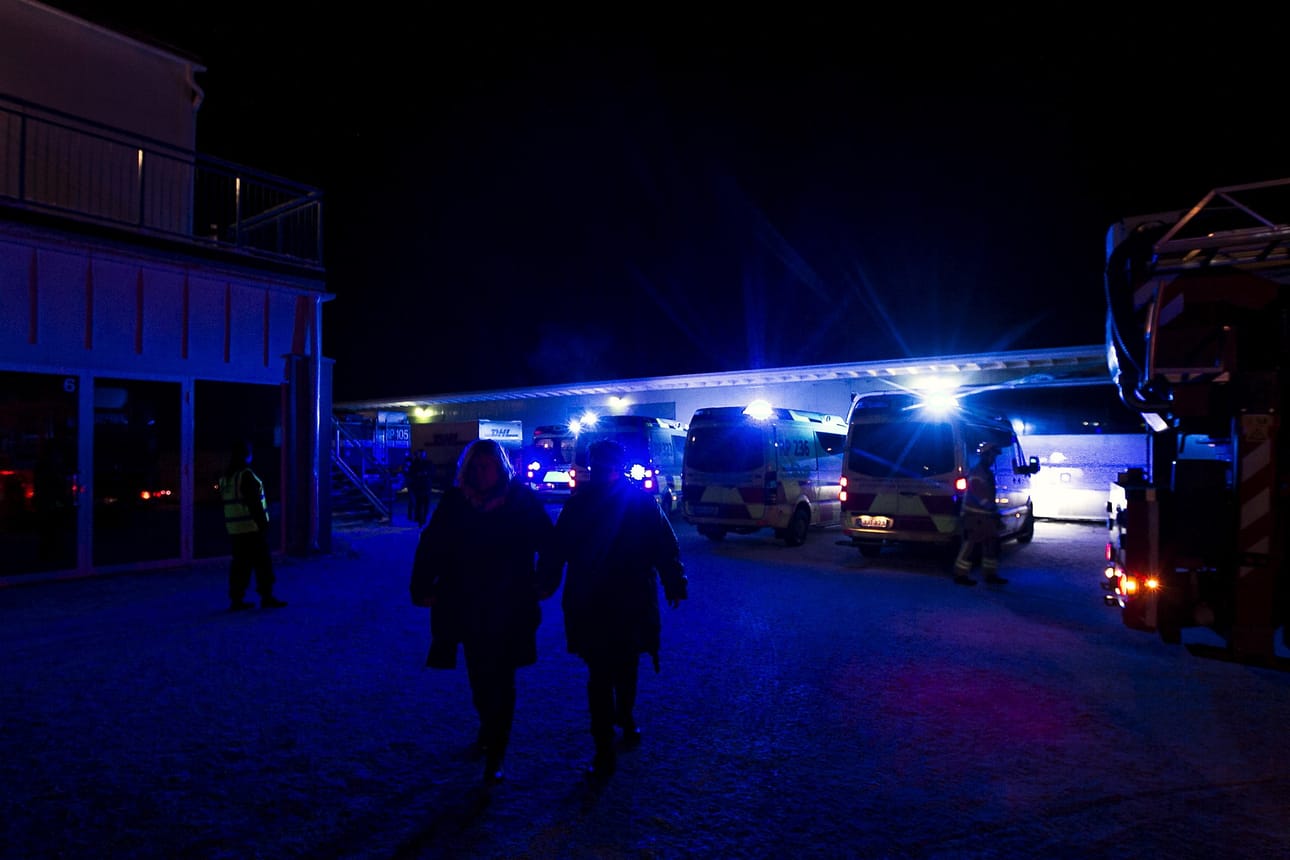 Loukkaantuneet kuljetettiin jäähallilta sairaalaan.