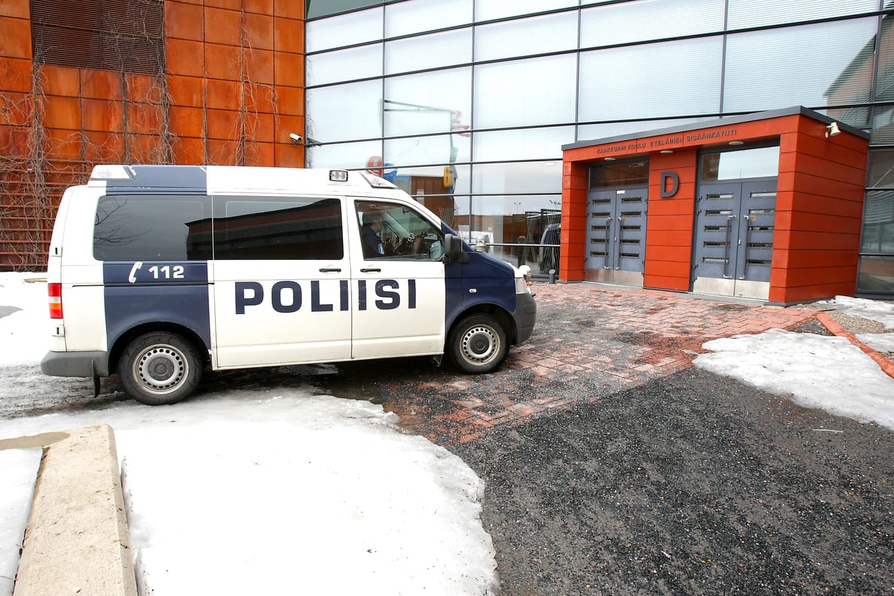 Kaakkurin koululla oli poliiseja tänään pommiuhkauksen vuoksi.