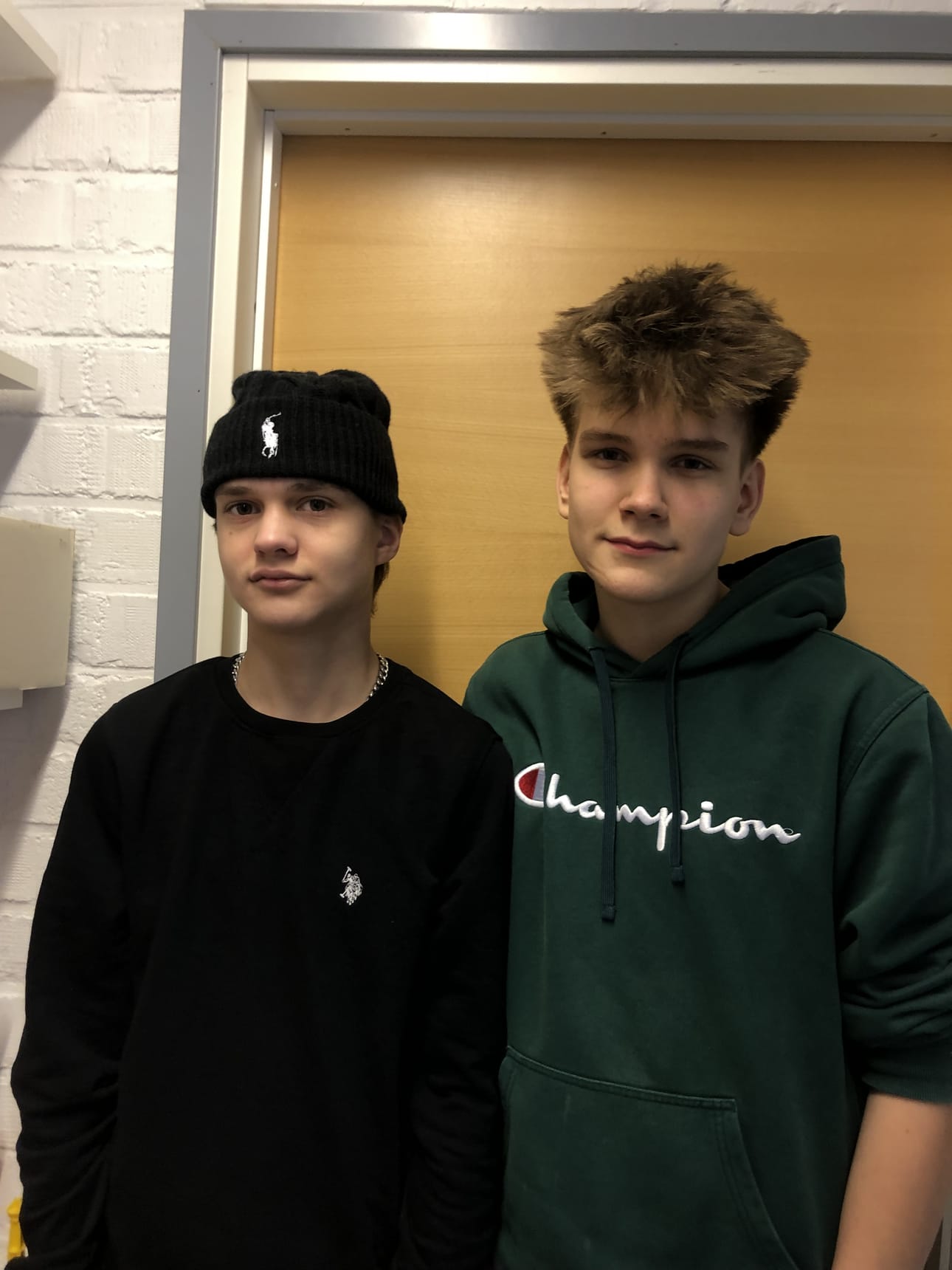 Hugo Savukoski oppii puolestaan parhaiten lukemalla ja kuuntelemalla opetusta tunneilla. Kokeisiin hän kertaa lukemalla ensin läpi koko koealueen ja tekee sen jälkeen kappaleiden tehtäviä. Savukosken mielestä lukeminen ja tehtävien tekeminen ovat asiat, jotka näkyvät tunneilla eniten. Hän toivoisi, että tunneilla saisi käyttää kuulokkeita ja kuunnella musiikkia tai podcastia, jotta tehtäviin pystyisi keskittyä paremmin. Aake Räihä oppii parhaiten kertaamalla kappaleita, kuuntelemalla tunneilla sekä tekemällä muistiinpanoja. Kokeisiin hän valmistautuu kertaamalla kappaleet ja kirjoittamalla muistiinpanoja ylös. Räihän mukaan tunneilla näkyykin eniten juuri kuuntelu ja muistiinpanojen tekeminen. Hän toivoisi, että tunneilla tehtäisiin enemmän toiminnallisia tehtäviä, ryhmätöitä sekä paritöitä.