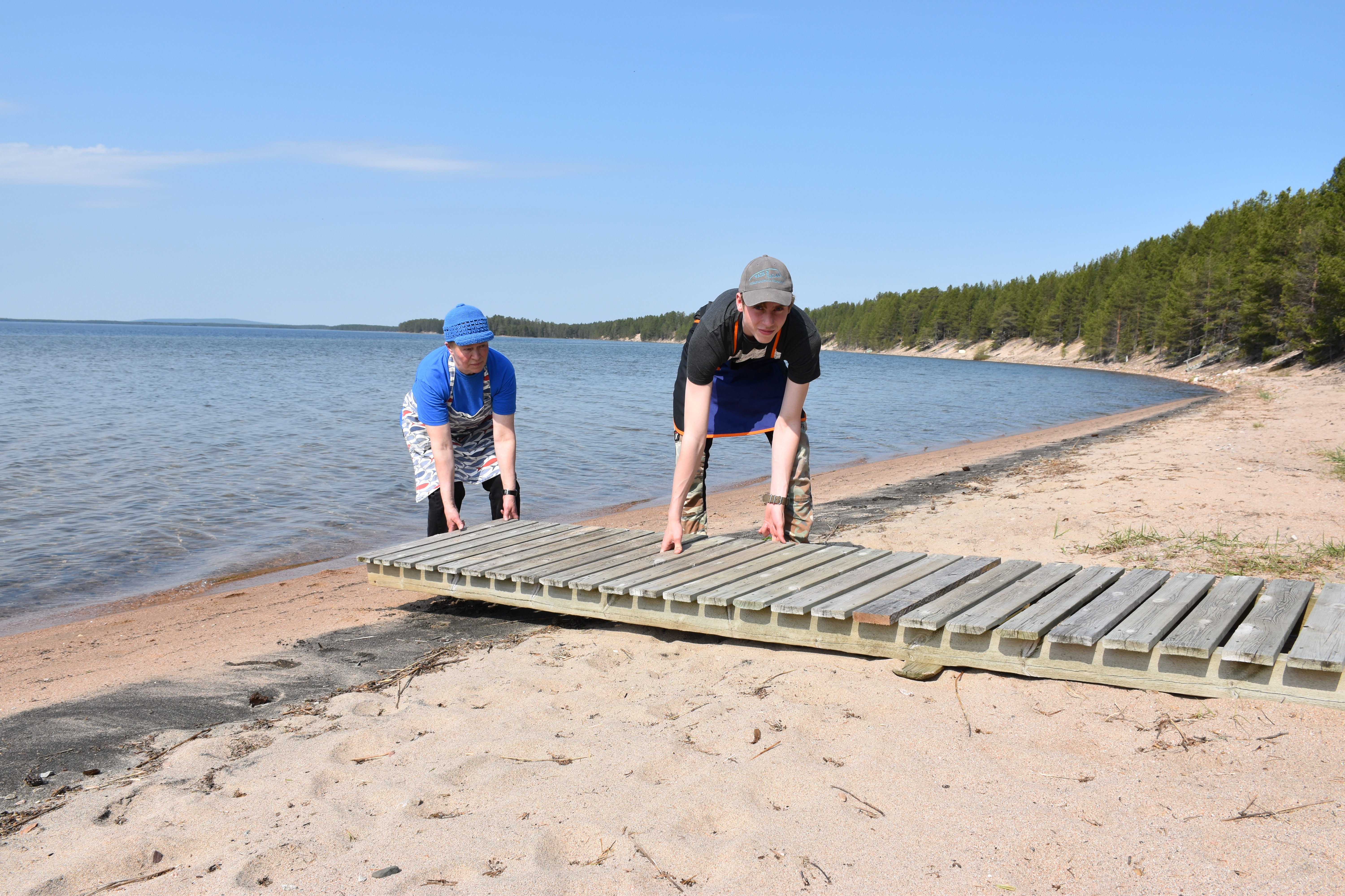 Eetu Harjanti ja Toini Selkälä laittoivat rantapuitteet kuntoon.