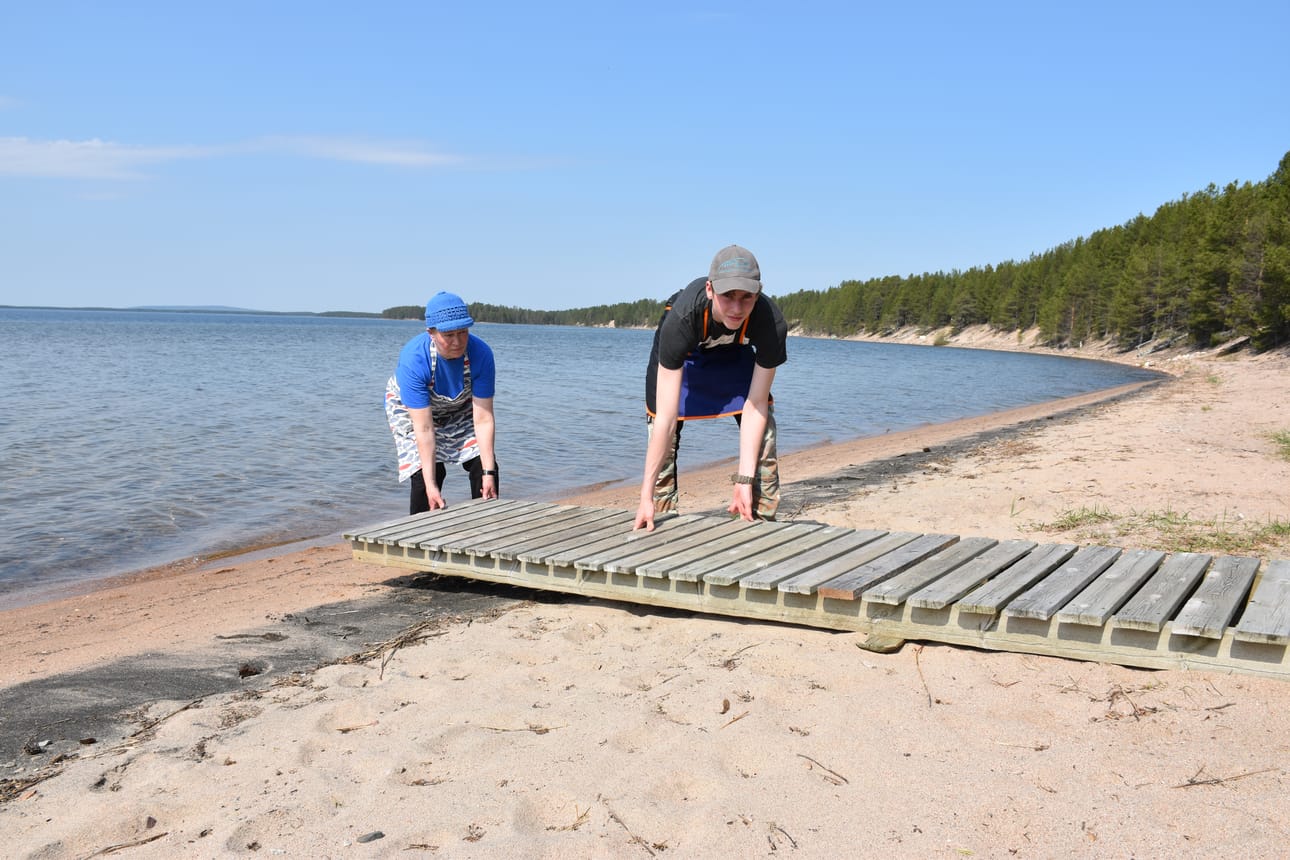 Eetu Harjanti ja Toini Selkälä laittoivat rantapuitteet kuntoon.