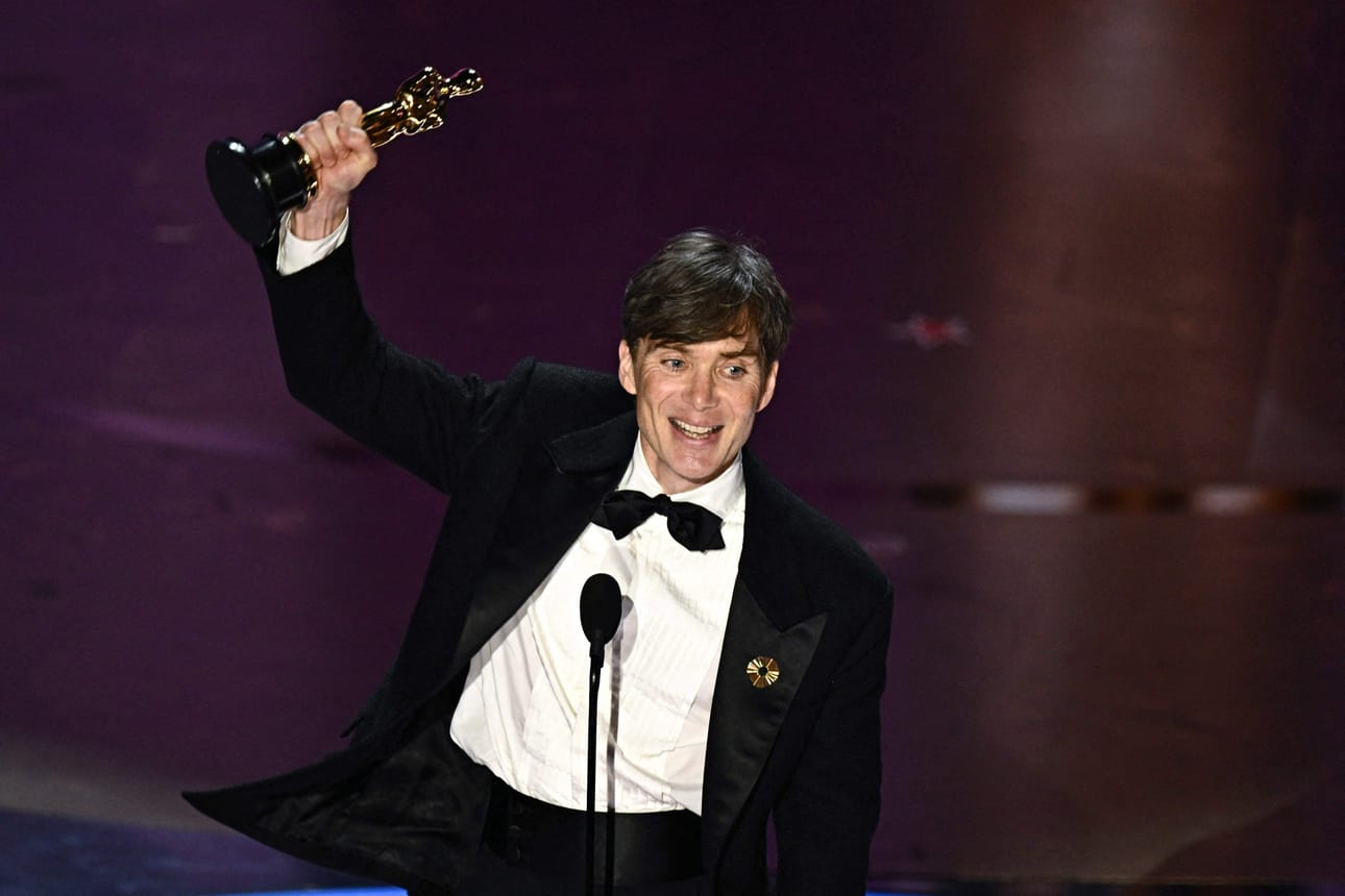 Oppenheimer-elokuvassa itse atomipommin isää Robert Oppenheimeria näytellyt irlantilaisnäyttelijä Cillian Murphy voitti roolistaan parhaan miespääosan Oscar-palkinnon. LEHTIKUVA / AFP