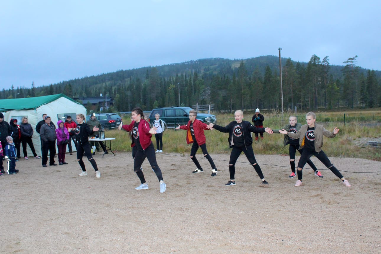 AKdancen katutanssiesitys tunturin juurella.
