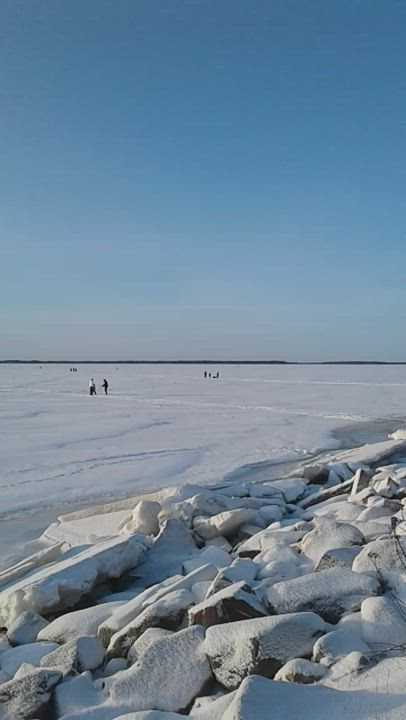 Väkeä Oritkarin jäällä