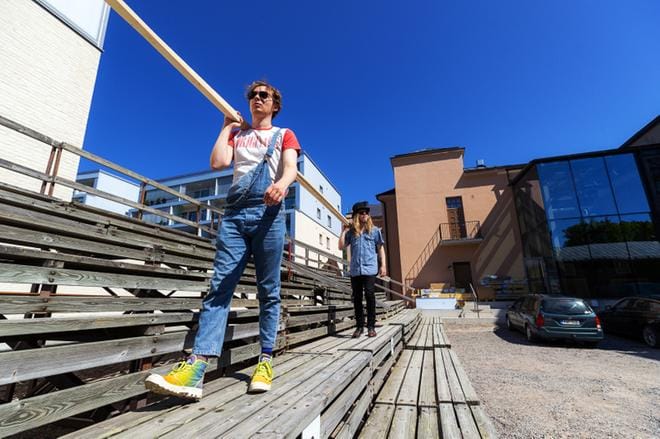 Tuottajat Pyry Keto ja Eemu Laurila huhkivat hellesäässä Rampin kesäteatterin uutta katsomoa kuntoon. Risto Räppääjä ja villi kone saa ensi-iltansa 5. heinäkuuta. KUVAT: JARNO PELLINEN