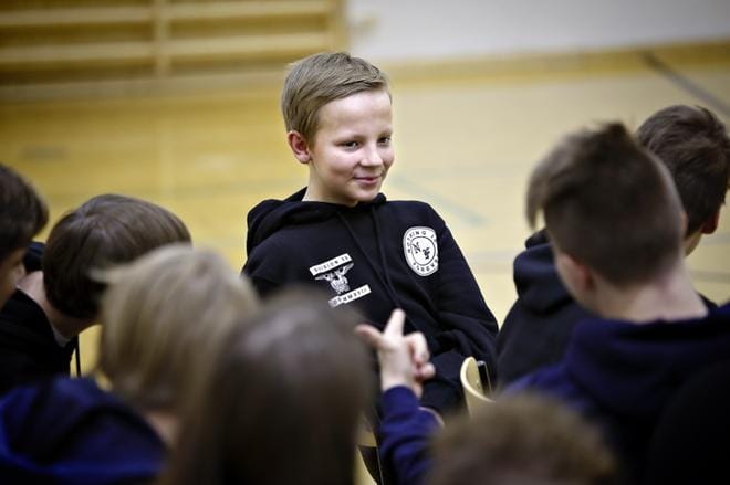 Otso Klemola näki koulusta lähdettyään iäkkään naisen kaatuneena ja pysähtyi auttamaan. Kahdeksasluokkalainen soitti hätänumeroon ja odotti ambulanssin saapumista. KUVAT: TOMI KOSONEN