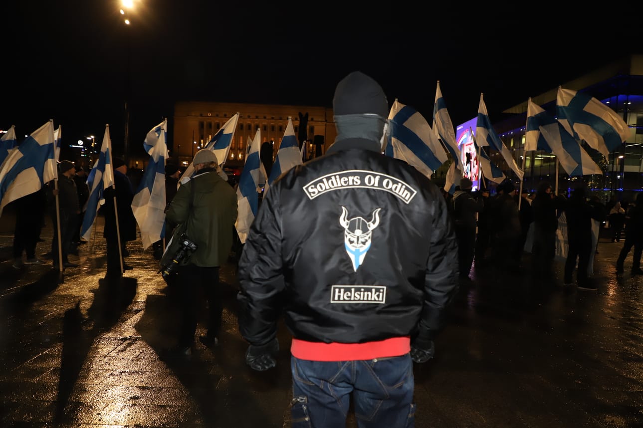Soldiers of Odin -liikkeen mielenosoittajia on liikkeellä Helsingissä useita satoja.