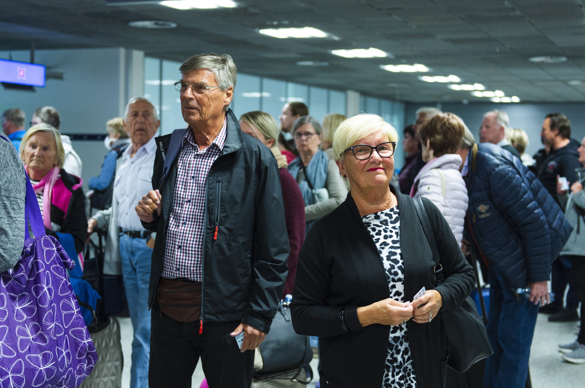 Porvoolaispariskunta Tuula Lyttinen ja Stig Simolin saapuivat Kanarialta Suomeen torstaiaamuna. Pariskunta on yli 70-vuotias ja tietää joutuvansa nyt ikäihmisiä koskevaan karanteeniin. Ei haittaa, menemme mökille. Olimme Kanarialla kaksi kuukautta ja sinne määrättiin jo ulkonaliikkumiskielto. Eilen ei saanut enää mennä edes uima-altaalle, joten päätimme lähteä kotiin, Tuula Lyttinen kertoo.