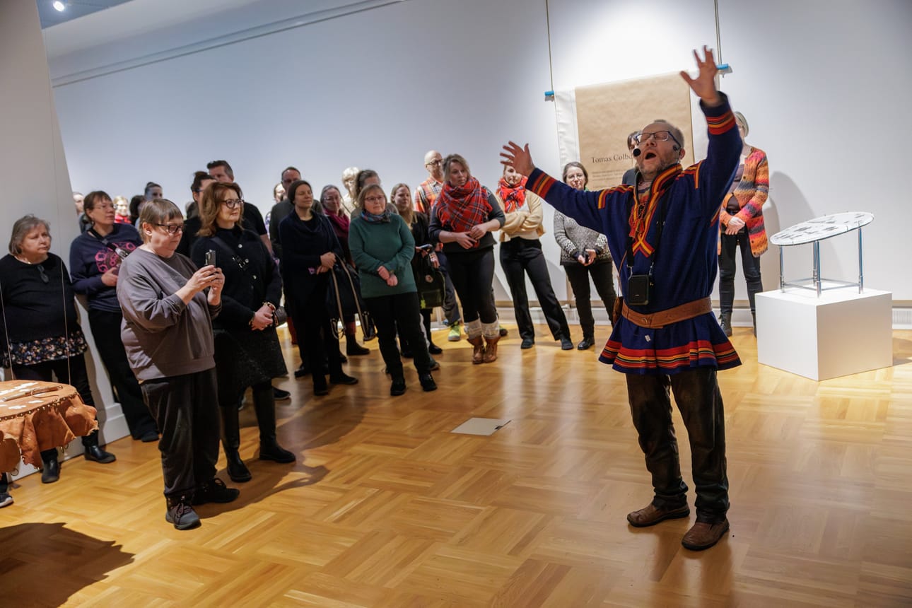 Wimmen joikukierroksella 4.2. yleisö koki näyttelyn äänen ja tilan kautta.