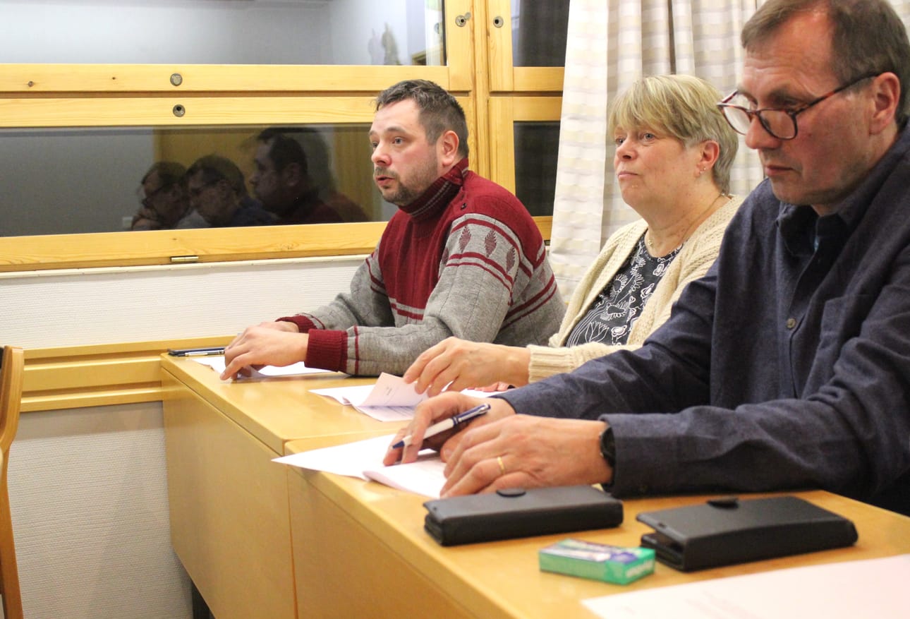 Valtuutettu Jaakko Järvenpää (kesk.) Karijoen kunnanvaltuustossa eilisiltana. Vieressä kunnanhallituksen jäsen Arja Harjunpää (kesk.) ja valtuutettu Erkki Viitikko (kesk.).