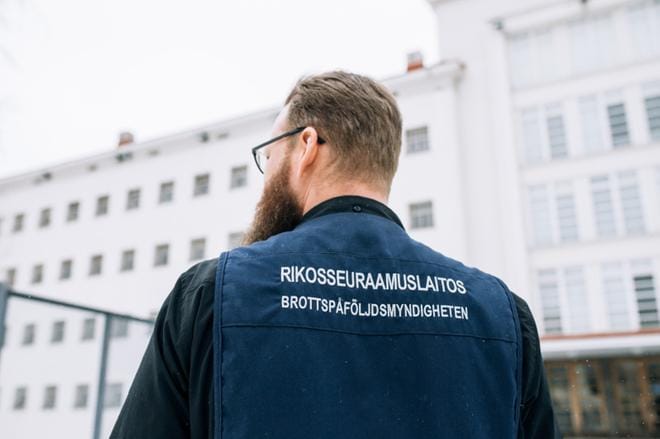 Rikosseuraamus on päättänyt vähentää vankien henkilökuntaan kohdistamaa painostusta ottamalla vankiloissa käyttöön henkilökunnan turvatarkastukset ja haalarikamerat. Kuvituskuva. Kuva: Arttu Laitala