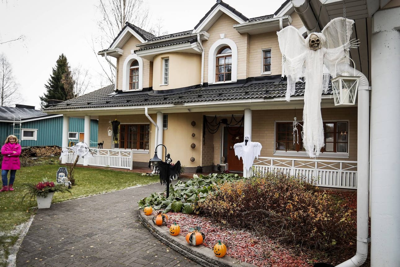 Tuliaisia. Iso osa koristeista on ostettu Saksasta ja Amerikasta, koska Suomessa tarjonta on vielä vähäistä, Tanja Tervaniemi sanoo. Toiset tuovat matkoilta jotakin muuta, me tuomme koristeita.