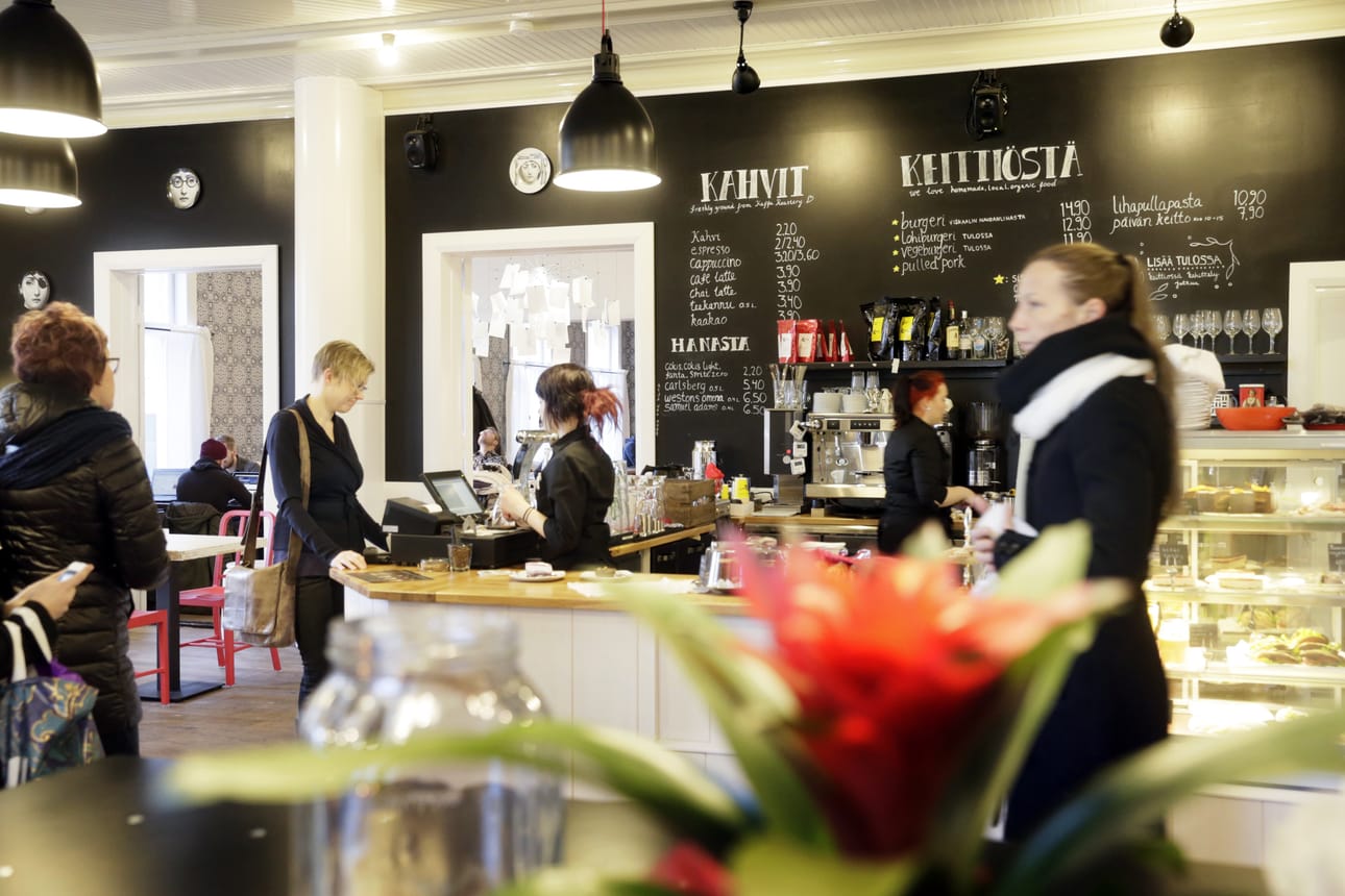 Yli satavuotiaan Riekin talon alakertaan on avattu kulttuurihenkinen kahvila Cafe Rooster. Rakennus tunnetaan myös Santaholman talona myöhemmän omistajan mukaan.