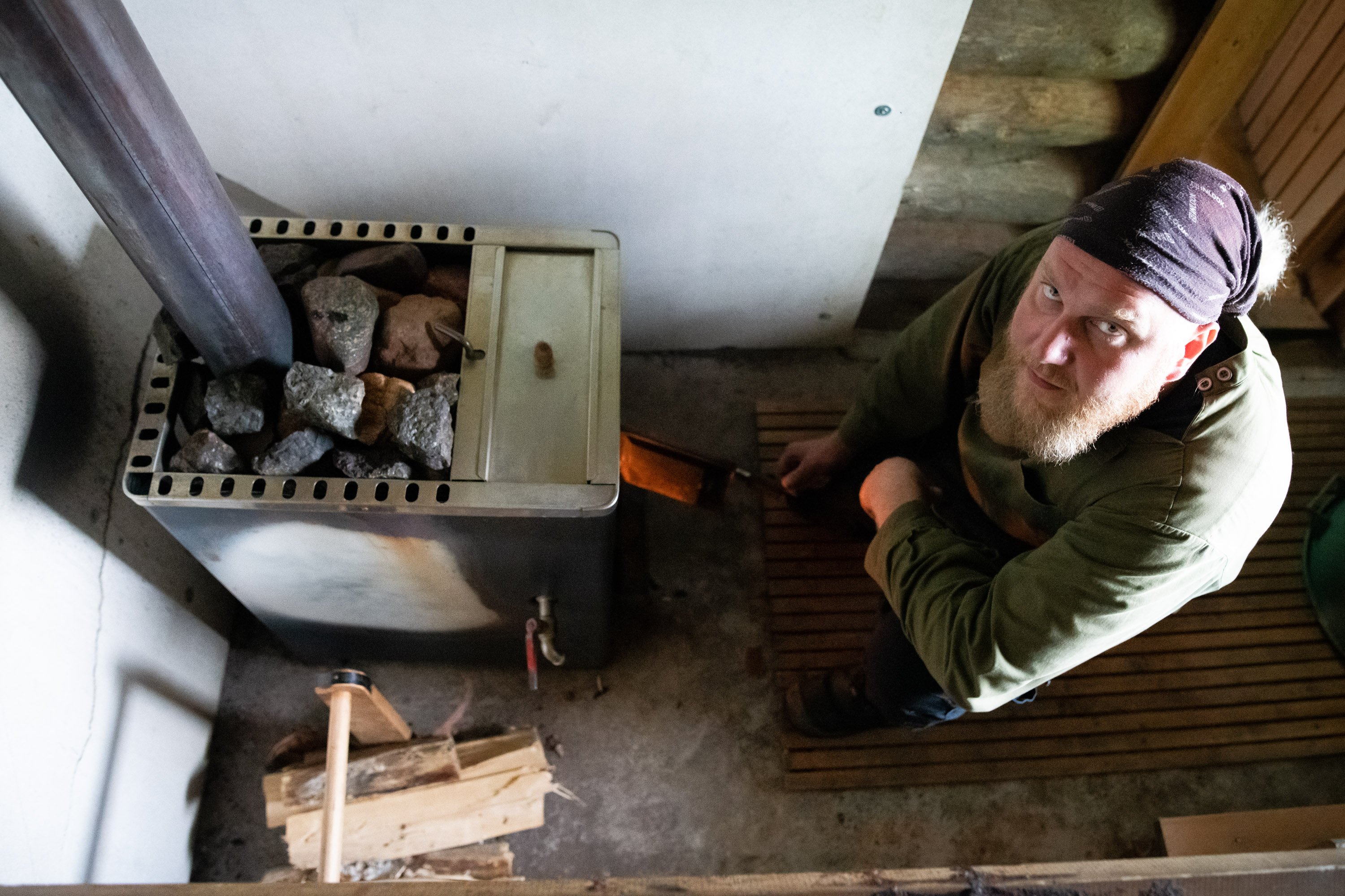 Lauri Sassali lämmitti Noukatuvan saunan ensimmäisen kerran maaliskuussa ja sai maistaa erittäin hyviä löylyjä. Kuuma vesi pesua varten lämpenee kiukaan etuosan säiliössä.