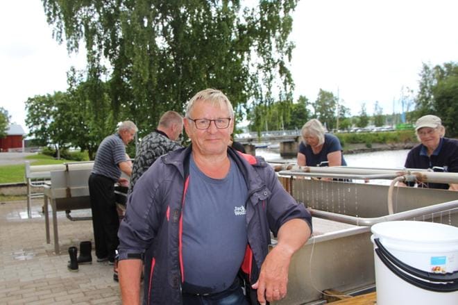 Clas Lindgård on rutinoitunut matonpesijä. Hän hyödyntää vaimonsa kanssa Palosaaren Sundin matonpesupaikkaa pari kertaa kesässä.