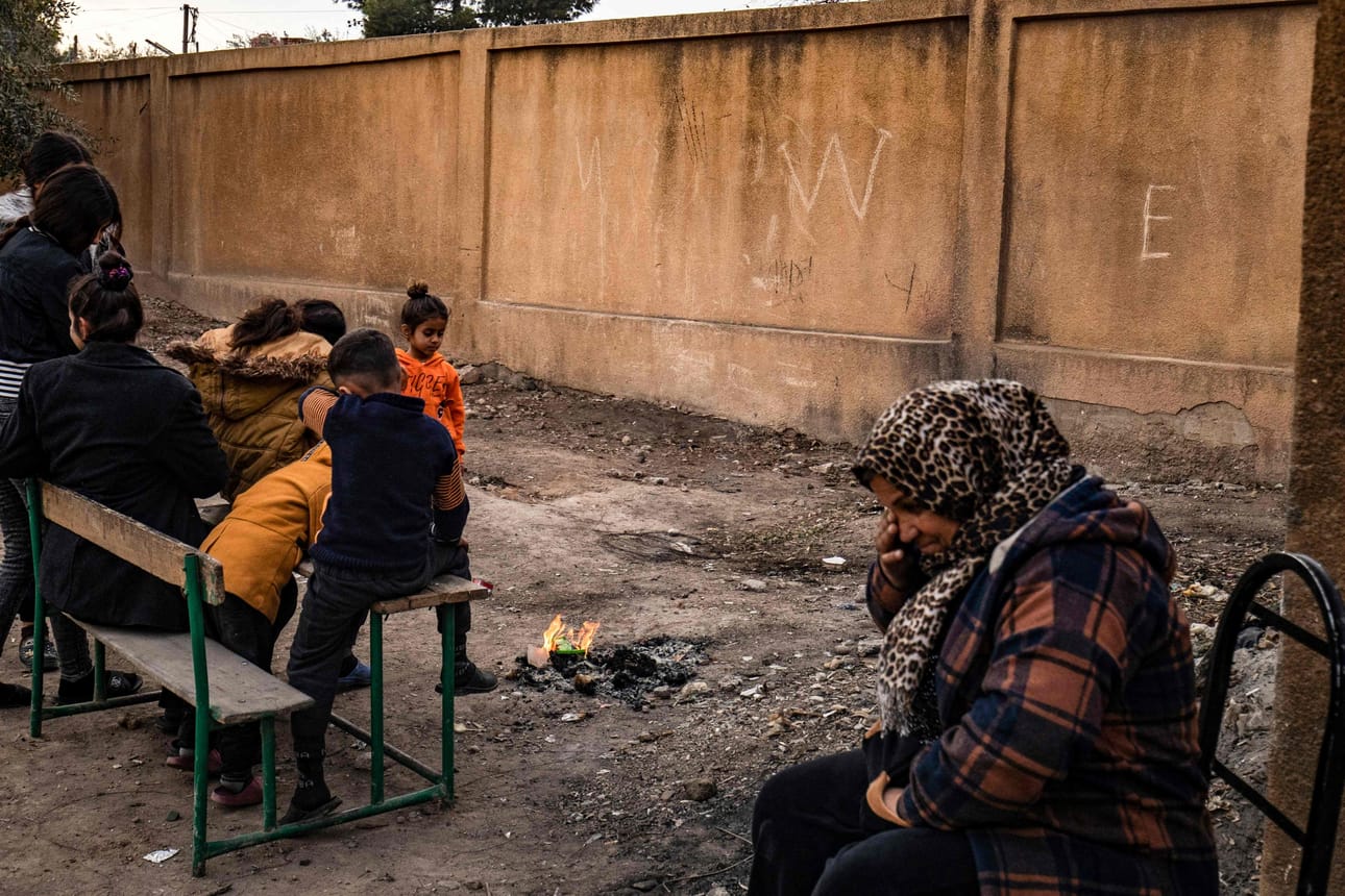 Turkin tukemien joukkojen ja kurdijoukkojen taisteluja paenneita ihmisiä kerääntyi koulun pihalle Hasakehin kaupungissa alkuviikosta. LEHTIKUVA/AFP