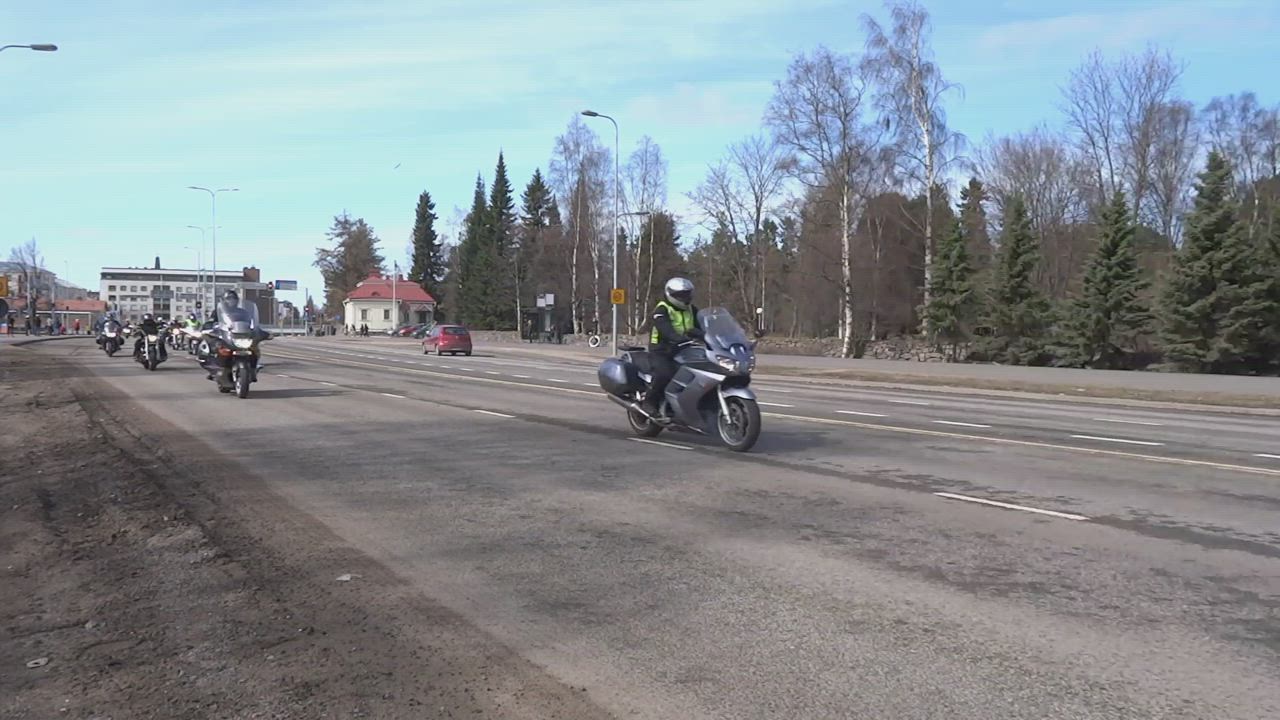Motoristit tien päällä vappuna