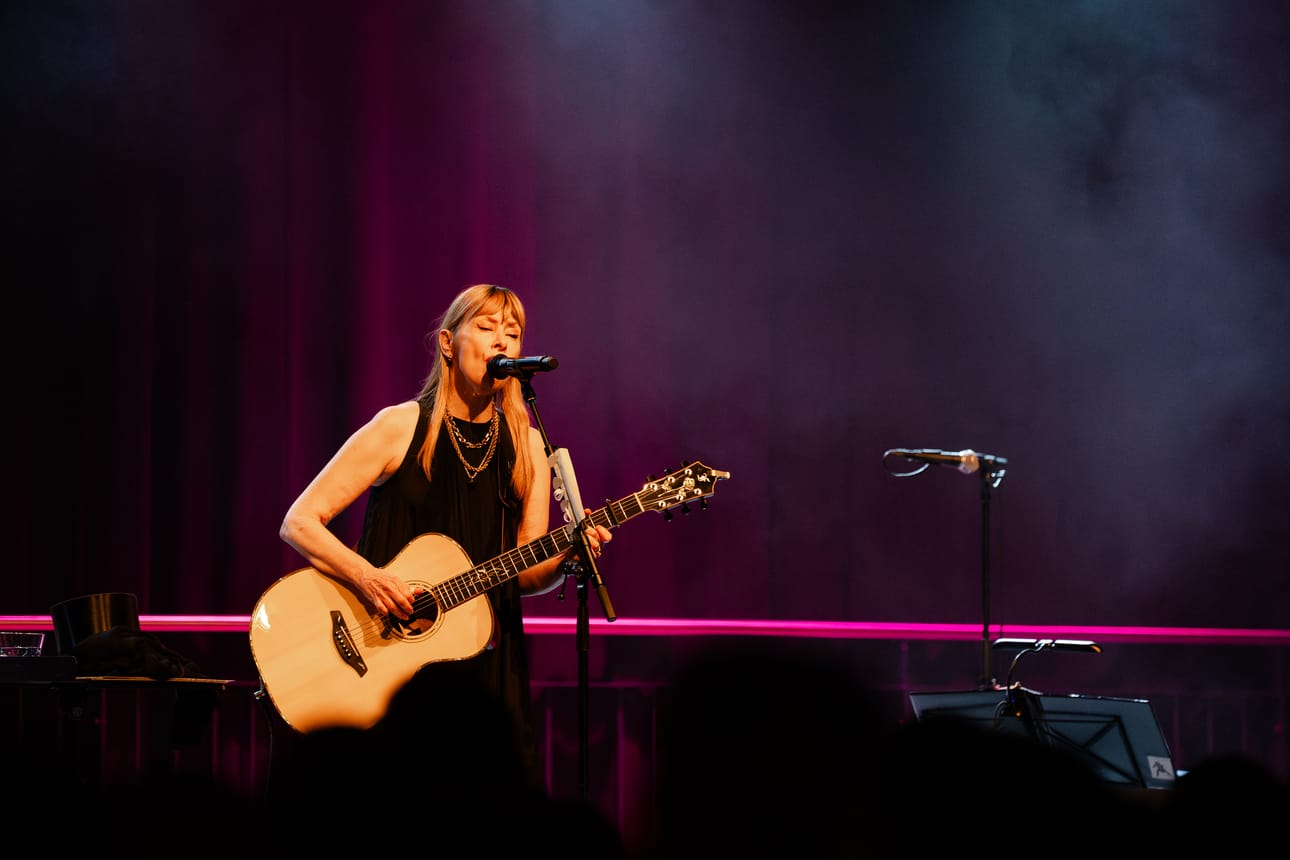 Suzanne Vega kiertää maailmaa viime vuonna ilmestyneen Flying with Angels -levynsä tiimoilta.
